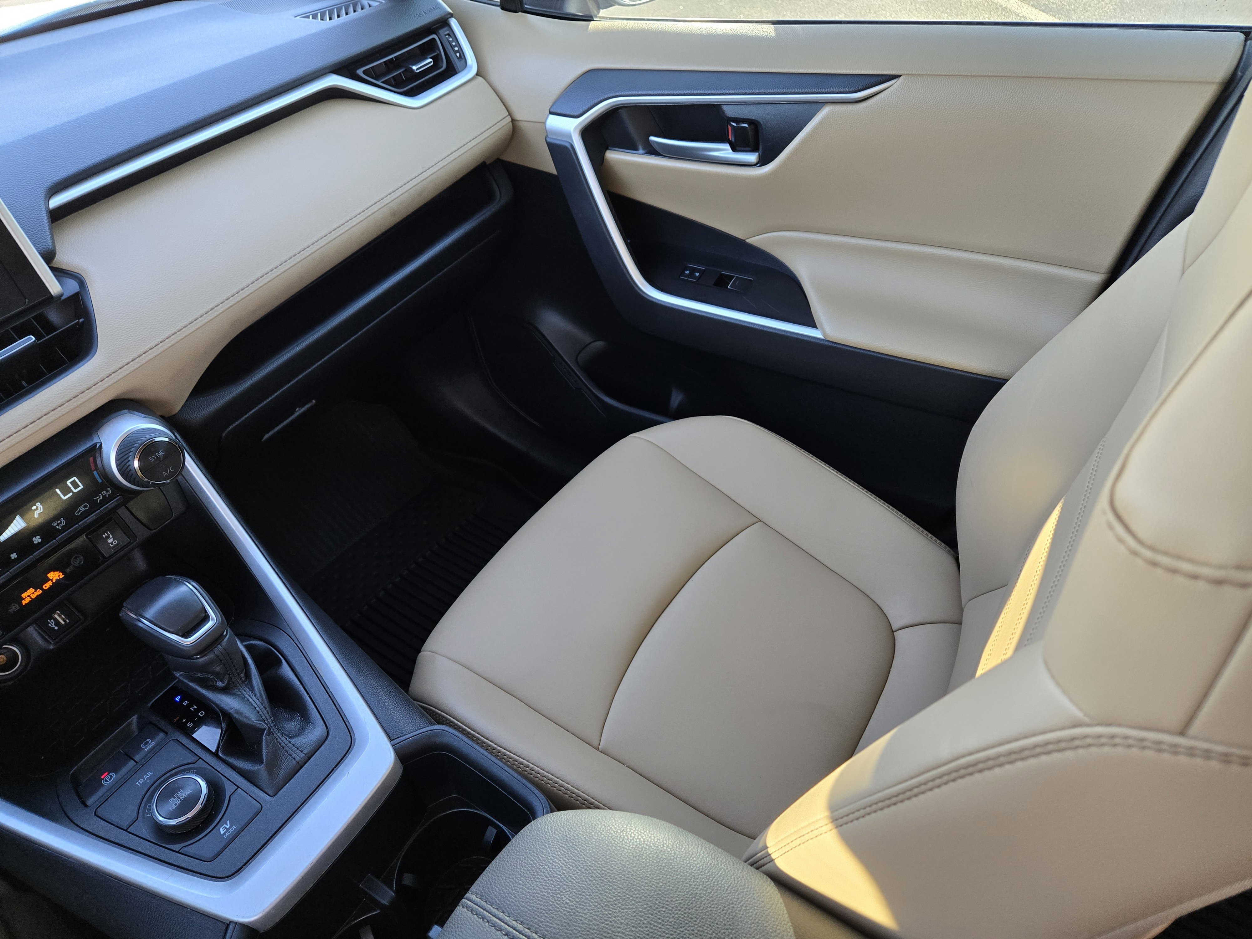 Used 2023 Toyota RAV4 XLE Premium image 19