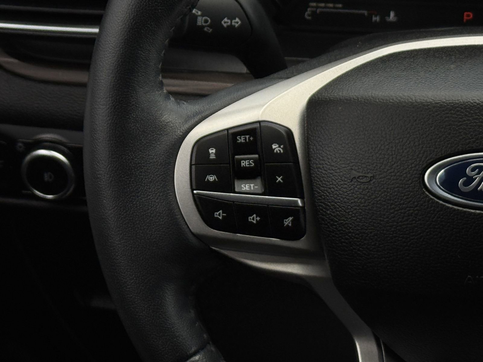 Used 2023 Ford Explorer Limited w/ Limited Technology Package RWD image 15