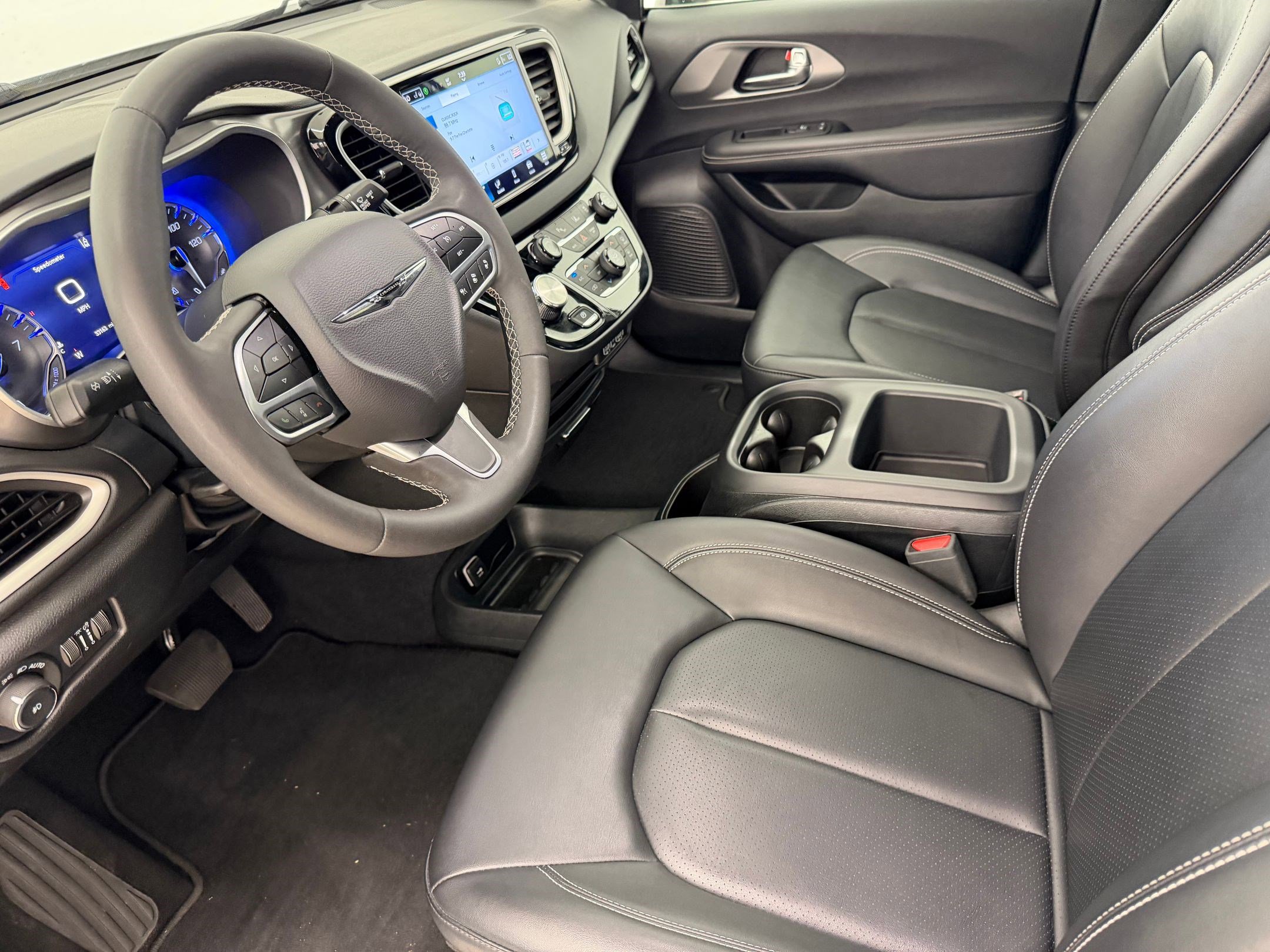 Used 2025 Chrysler Pacifica Select image 4