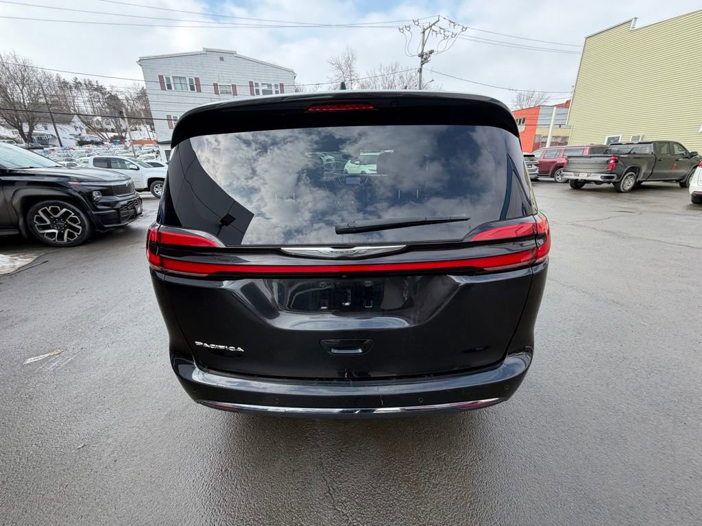 Used 2023 Chrysler Pacifica Touring-L image 4