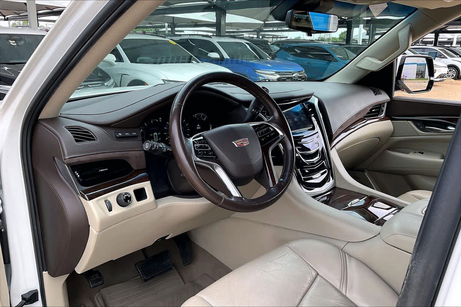 Used 2017 Cadillac Escalade Luxury image 17