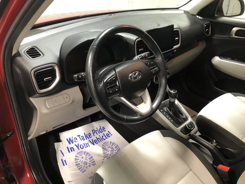 Used 2023 Hyundai Venue SEL image 19