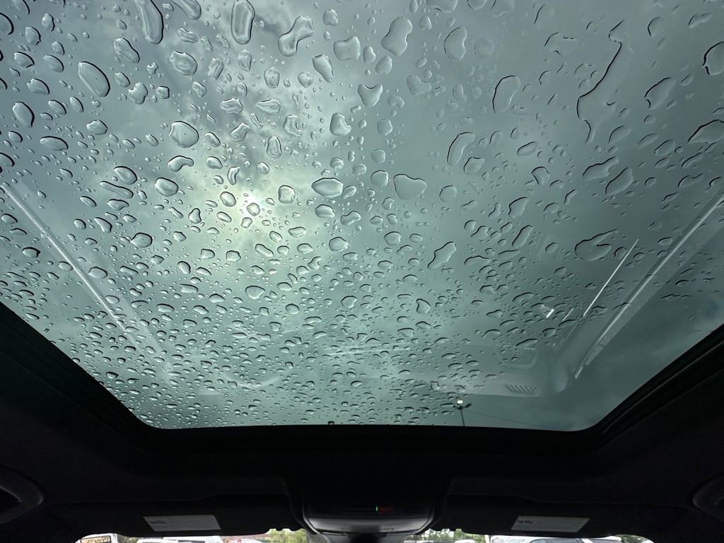 Used 2022 Volkswagen Tiguan SEL R-Line image 26