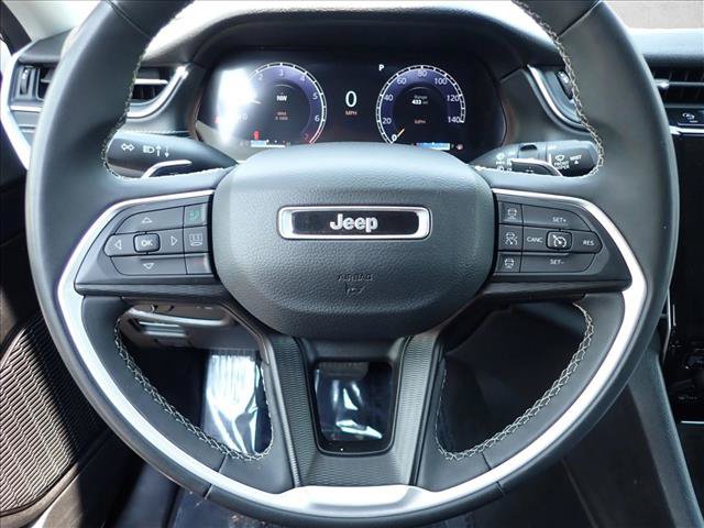 Used 2024 Jeep Grand Cherokee Laredo AWD/4WD image 13