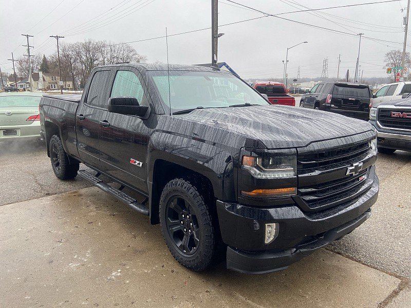 Used 2018 Chevrolet Silverado 1500 LT w/ Midnight Edition image 6