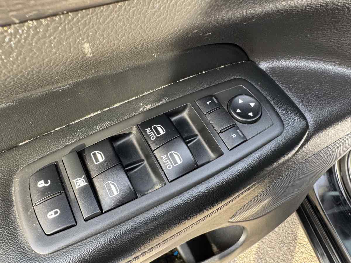 Used 2017 Jeep Grand Cherokee Altitude image 25