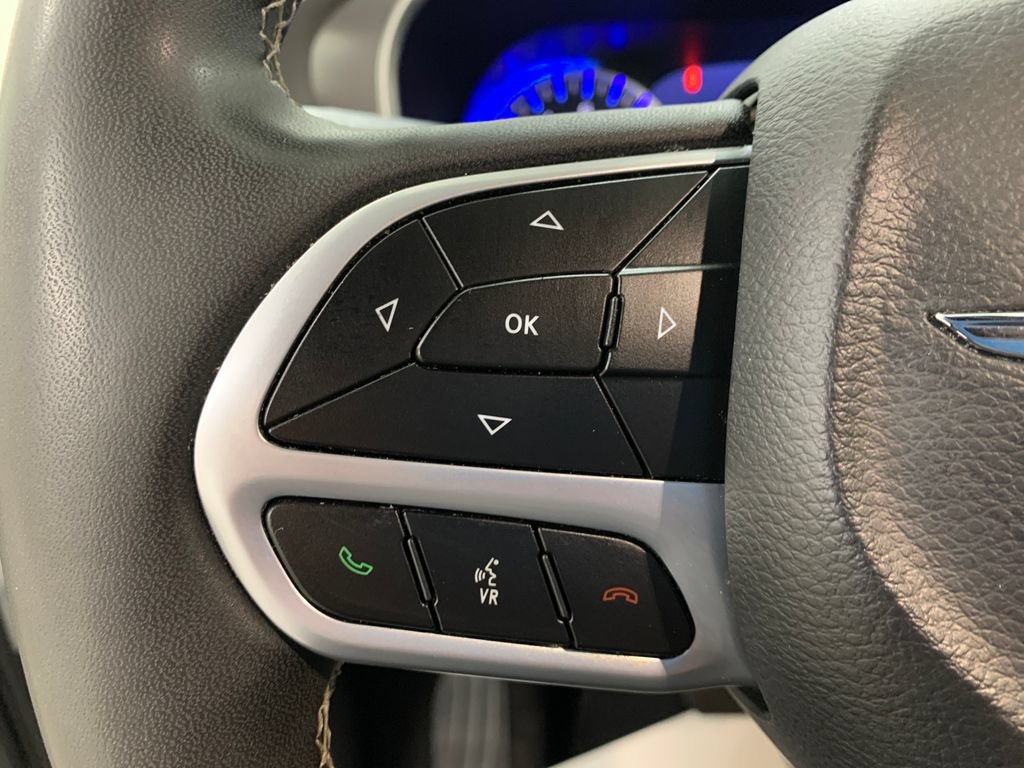 Used 2025 Chrysler Pacifica Select FWD image 24