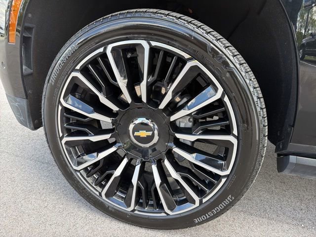 Used 2025 Chevrolet Suburban High Country AWD/4WD image 15