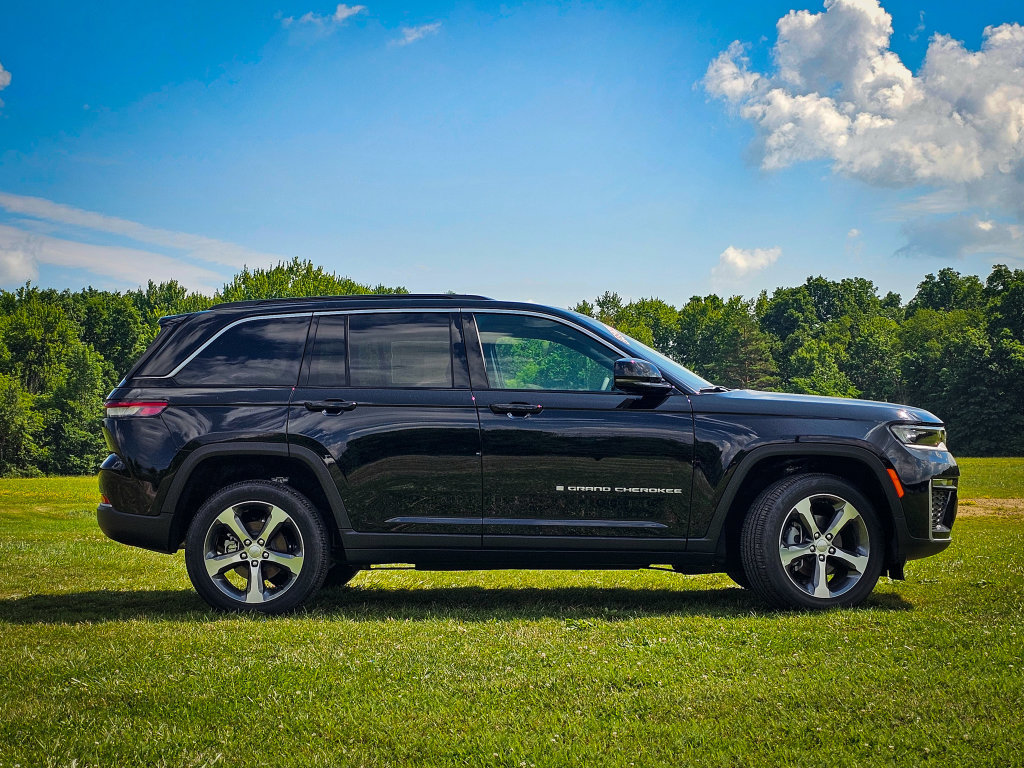 New 2026 Jeep Grand Cherokee Limited AWD/4WD image 2