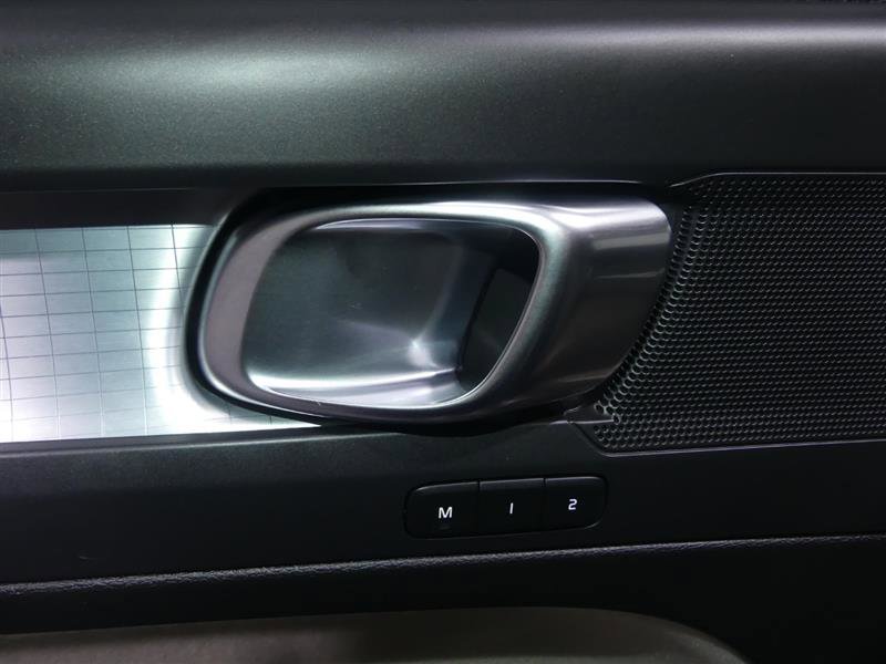 Used 2022 Volvo XC40 T5 Momentum image 20