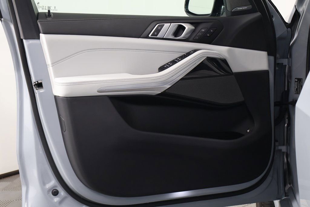 Used 2025 BMW X5 xDrive50e w/ M Sport Package image 12