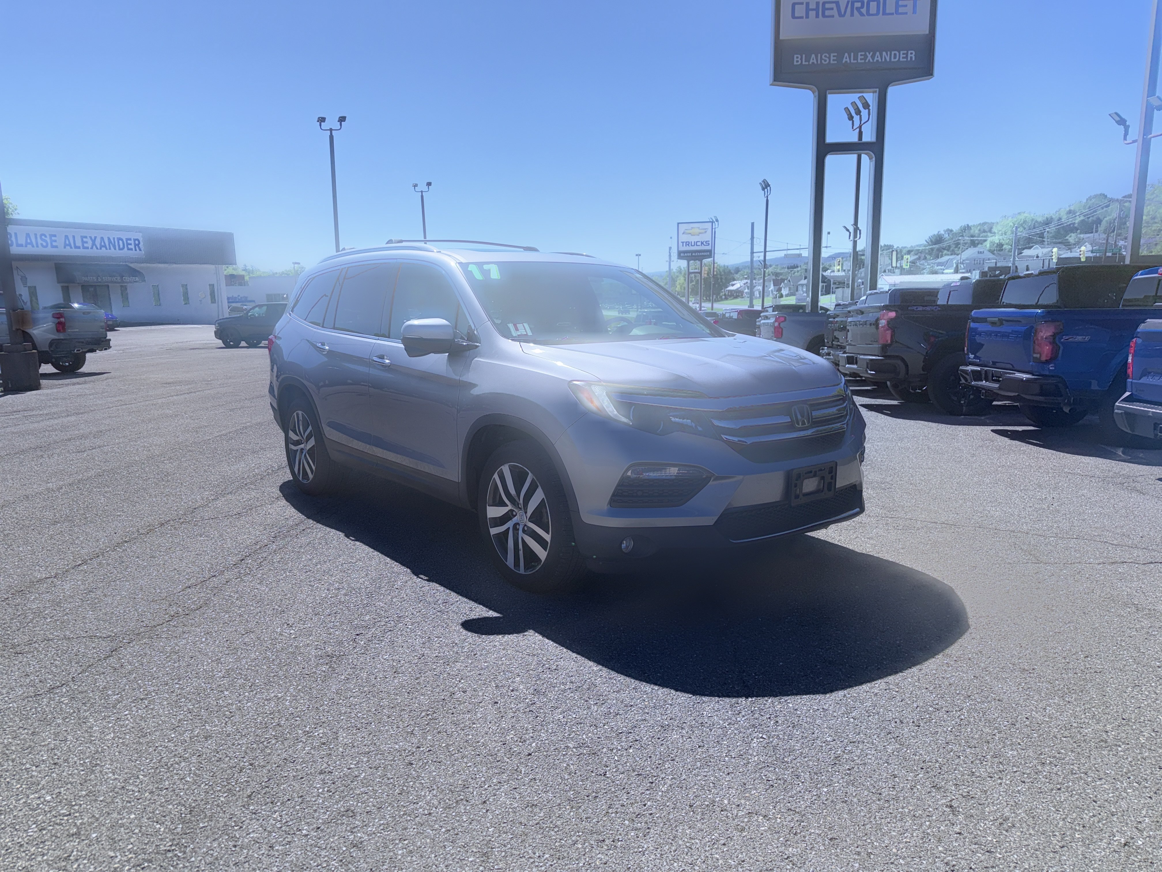 Used 2017 Honda Pilot Touring image 1