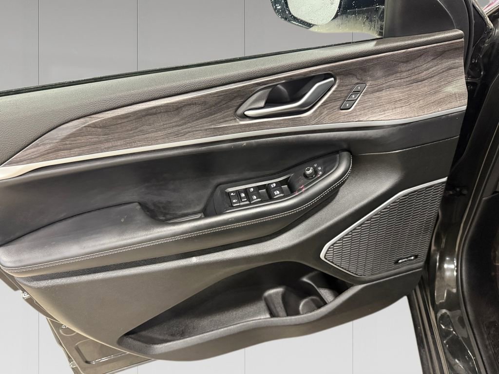 Used 2023 Jeep Grand Cherokee L Limited image 11