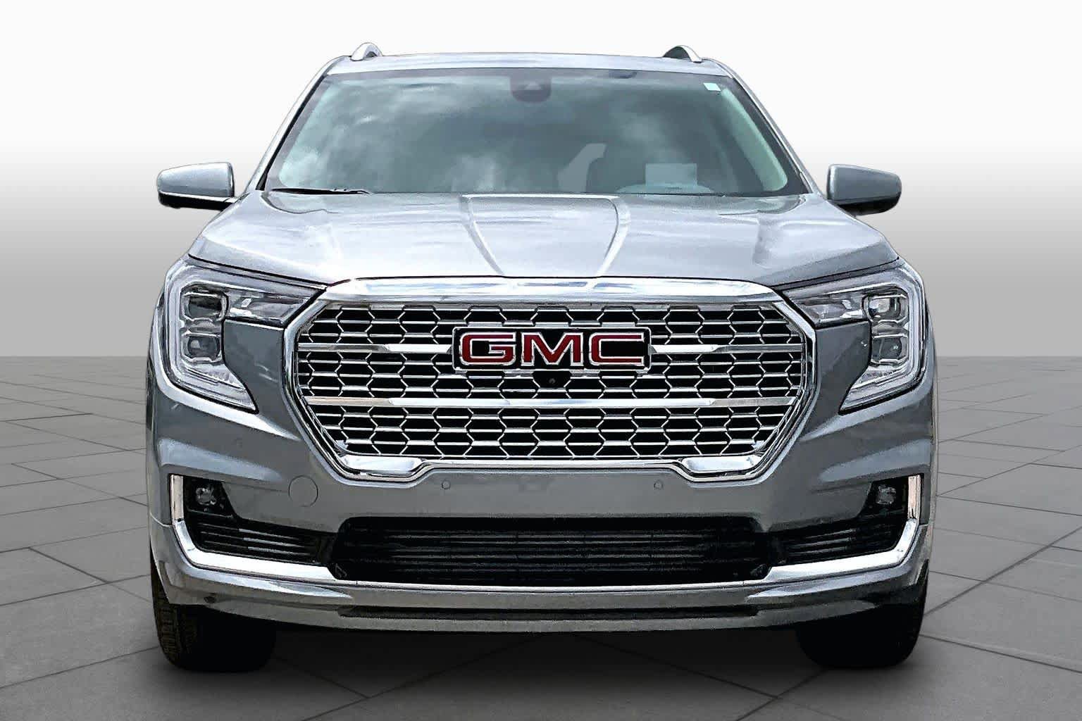 Used 2024 GMC Terrain Denali w/ Denali Premium Package AWD/4WD image 4