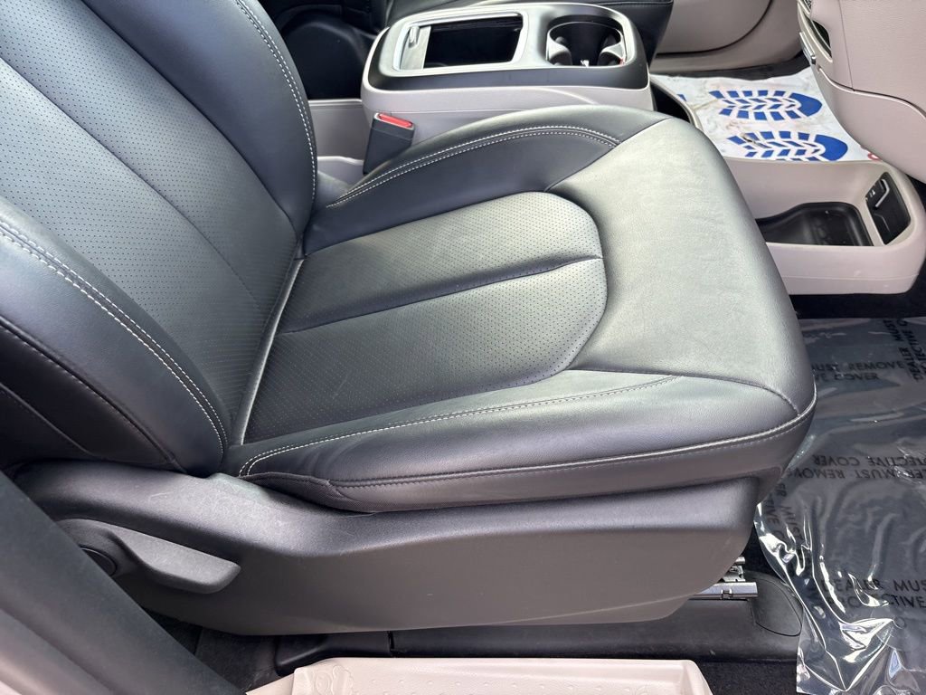 Used 2024 Chrysler Pacifica Touring-L FWD image 25