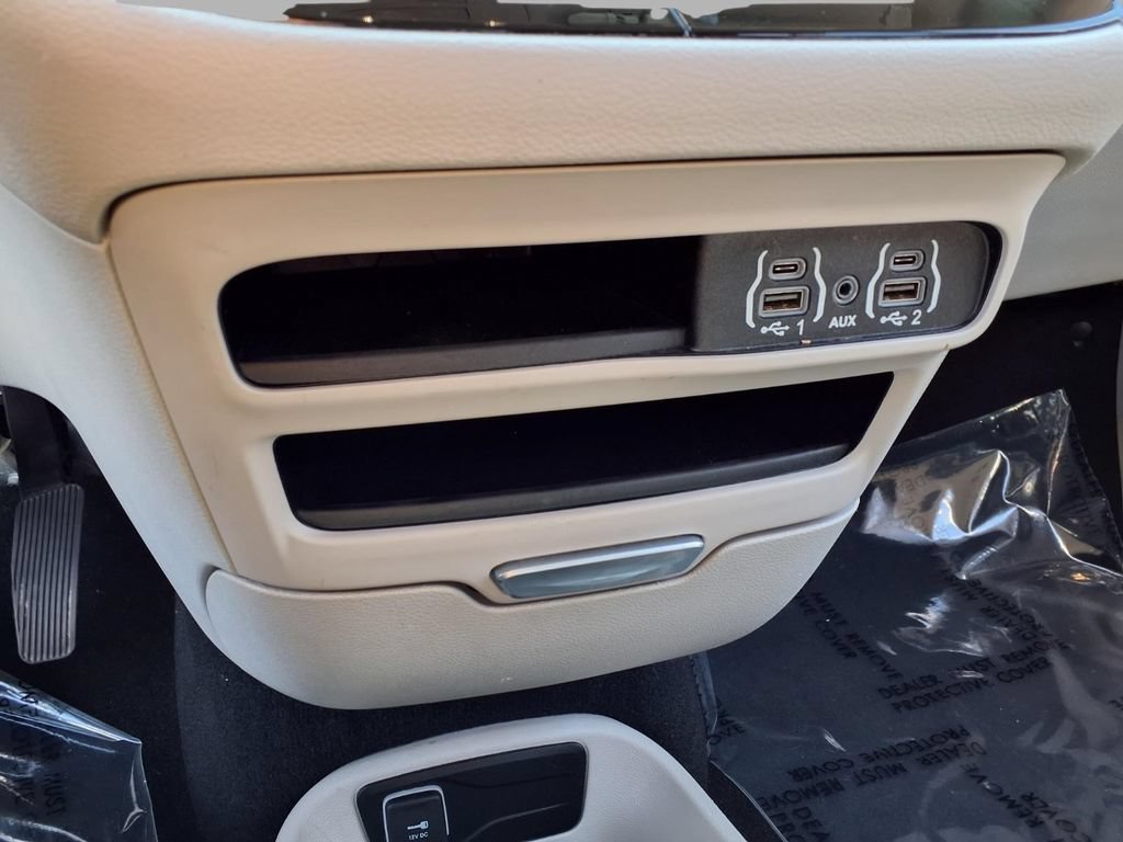 Used 2024 Chrysler Pacifica Touring-L FWD image 12