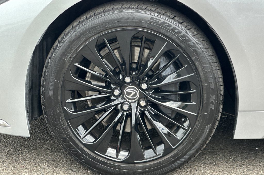 Used 2023 Lexus LS 500 w/ Accessory Package (Z1) RWD image 31