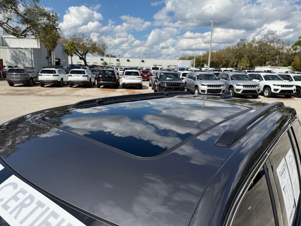 Certified 2022 Jeep Grand Cherokee Limited w/ Trailer Tow Prep Group (B) image 11