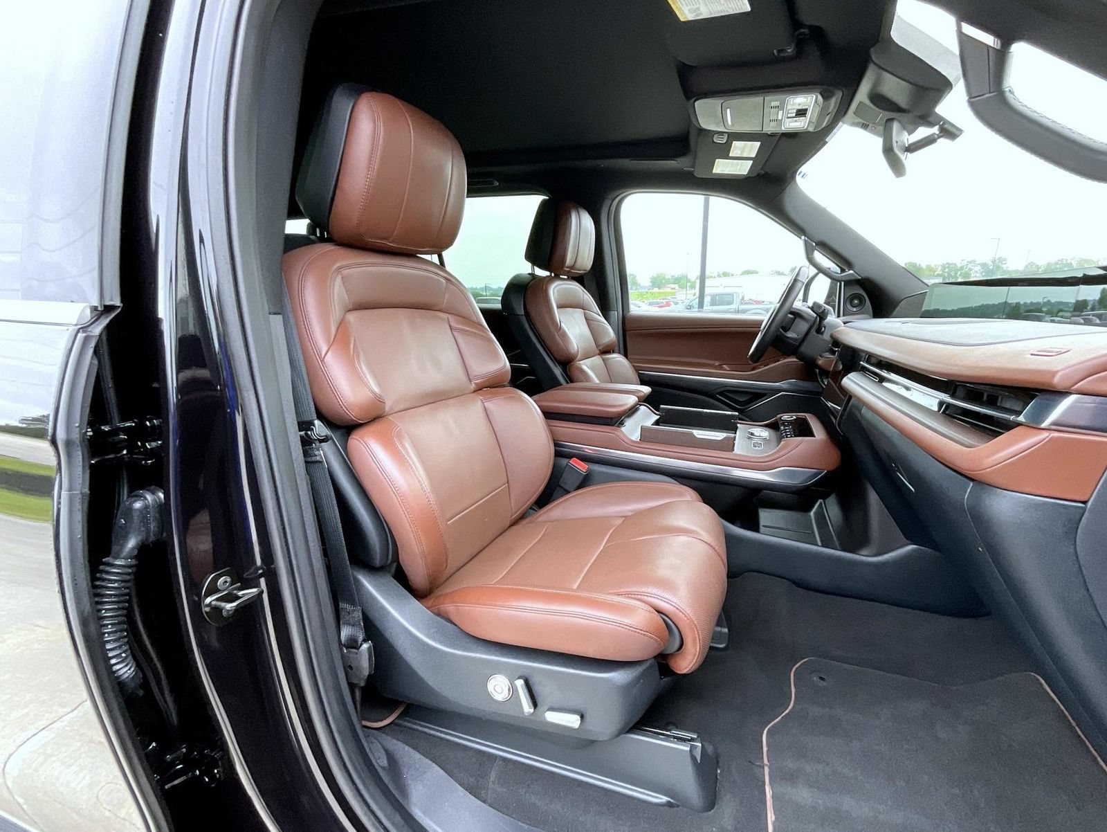 Used 2025 Lincoln Navigator Reserve AWD/4WD image 16