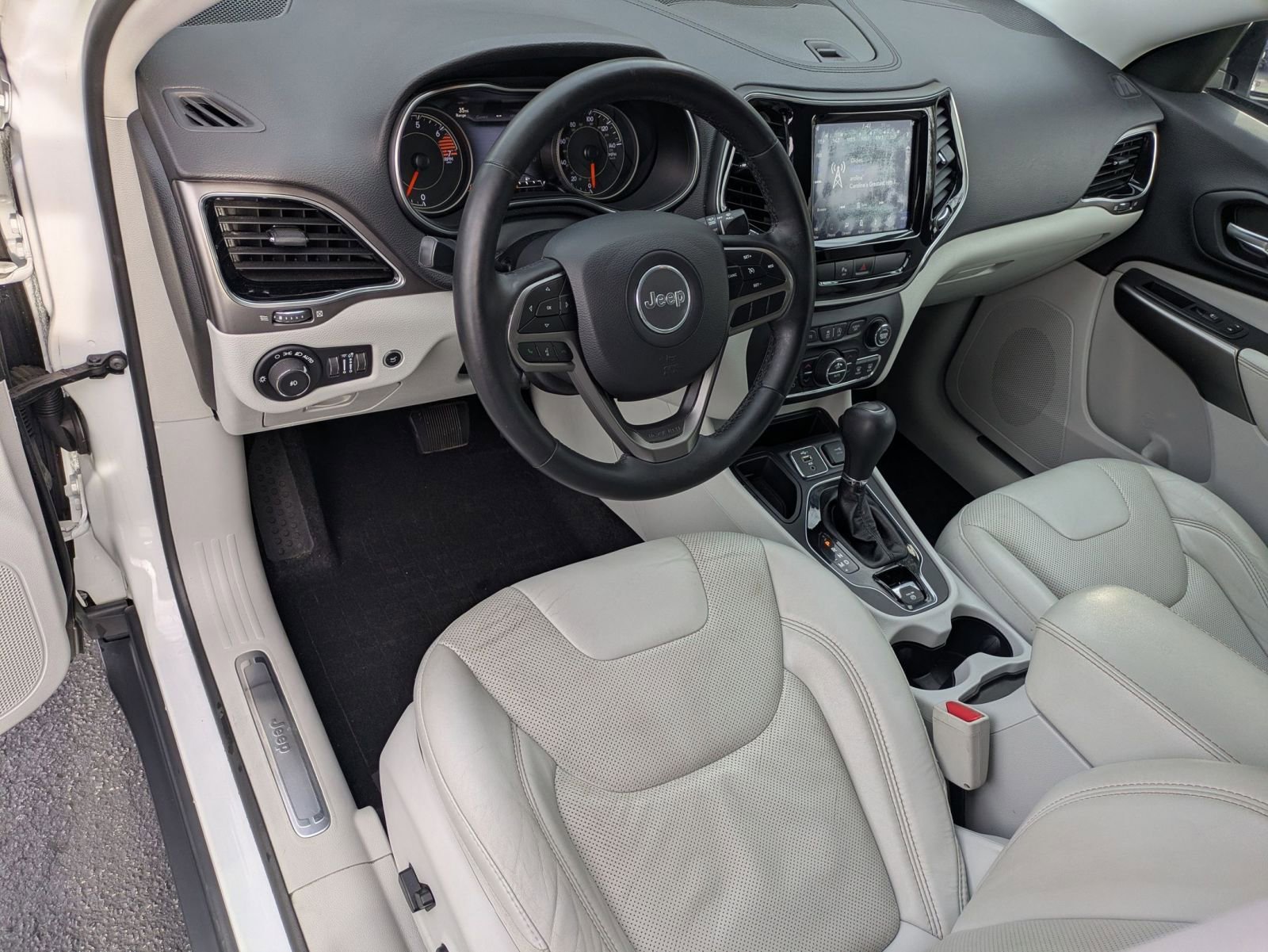 Used 2019 Jeep Cherokee Limited image 9