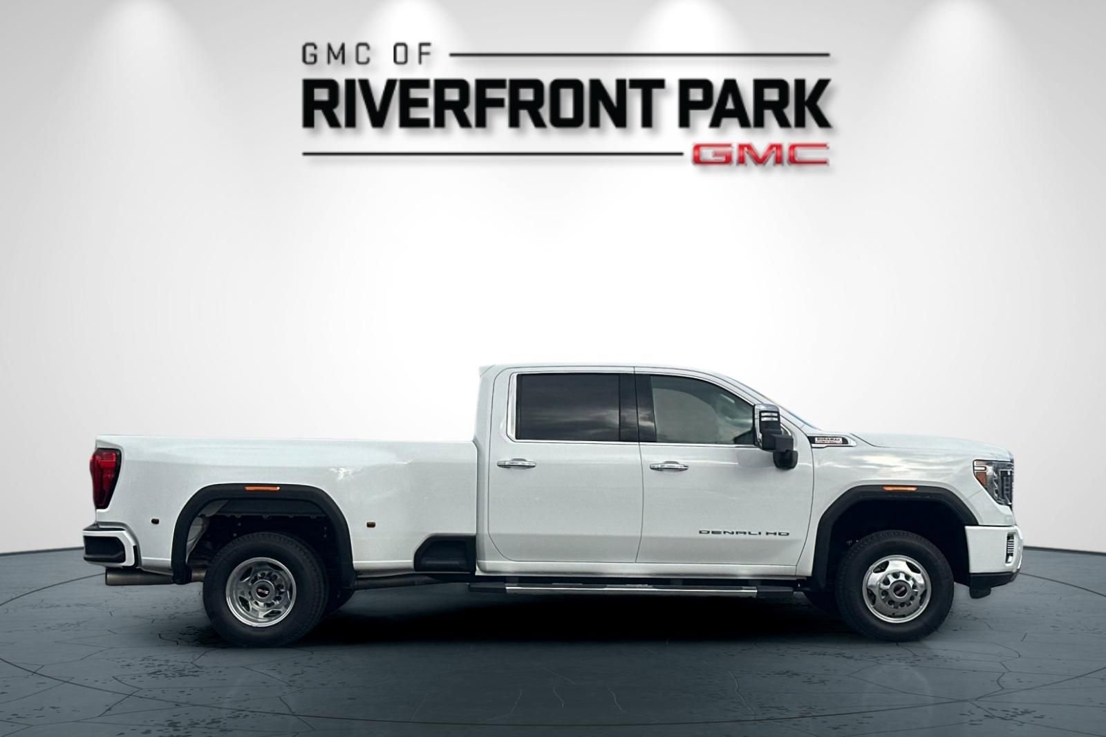 Used 2022 GMC Sierra 3500 Denali image 2
