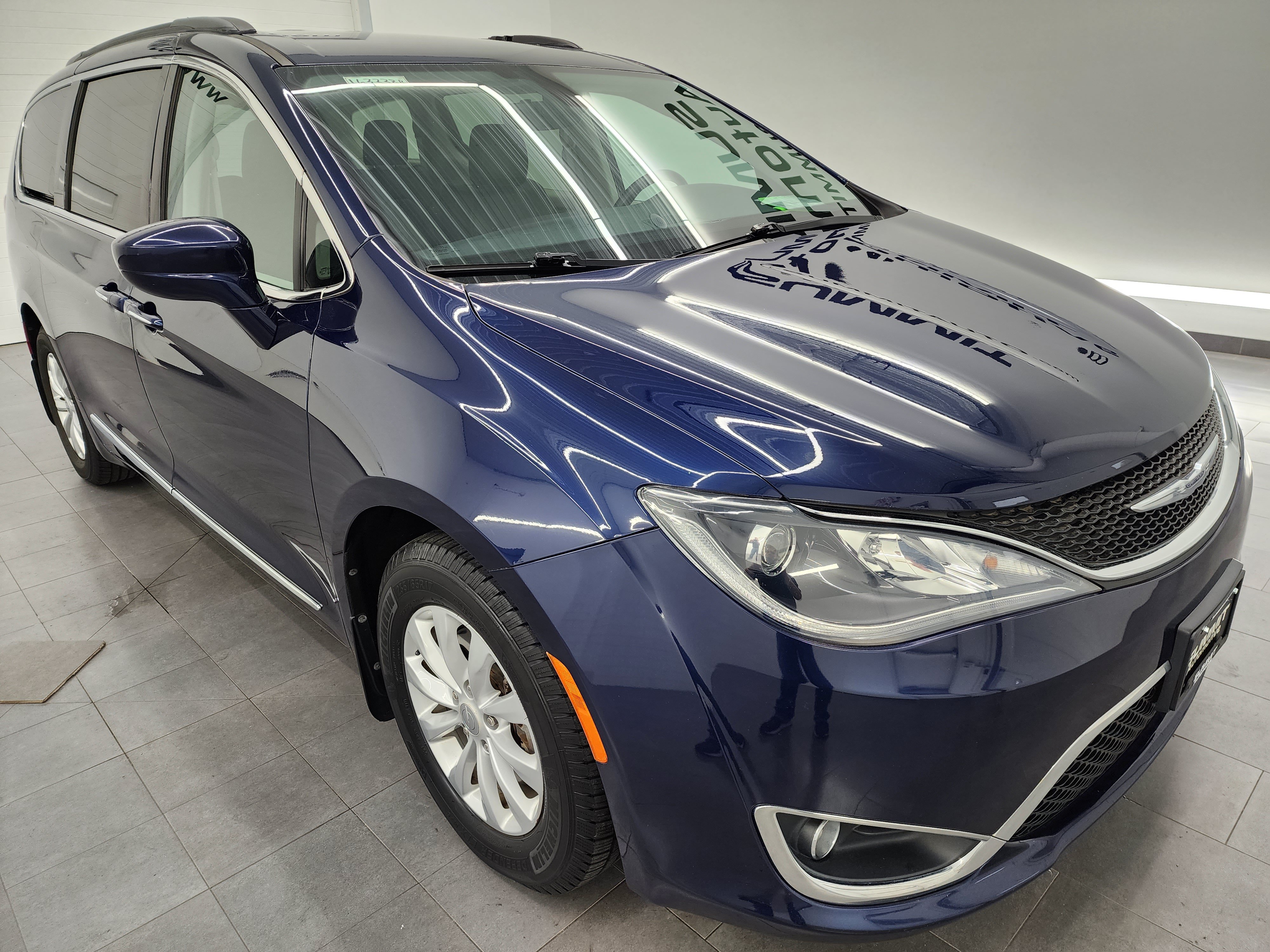 Used 2017 Chrysler Pacifica Touring-L FWD image 2