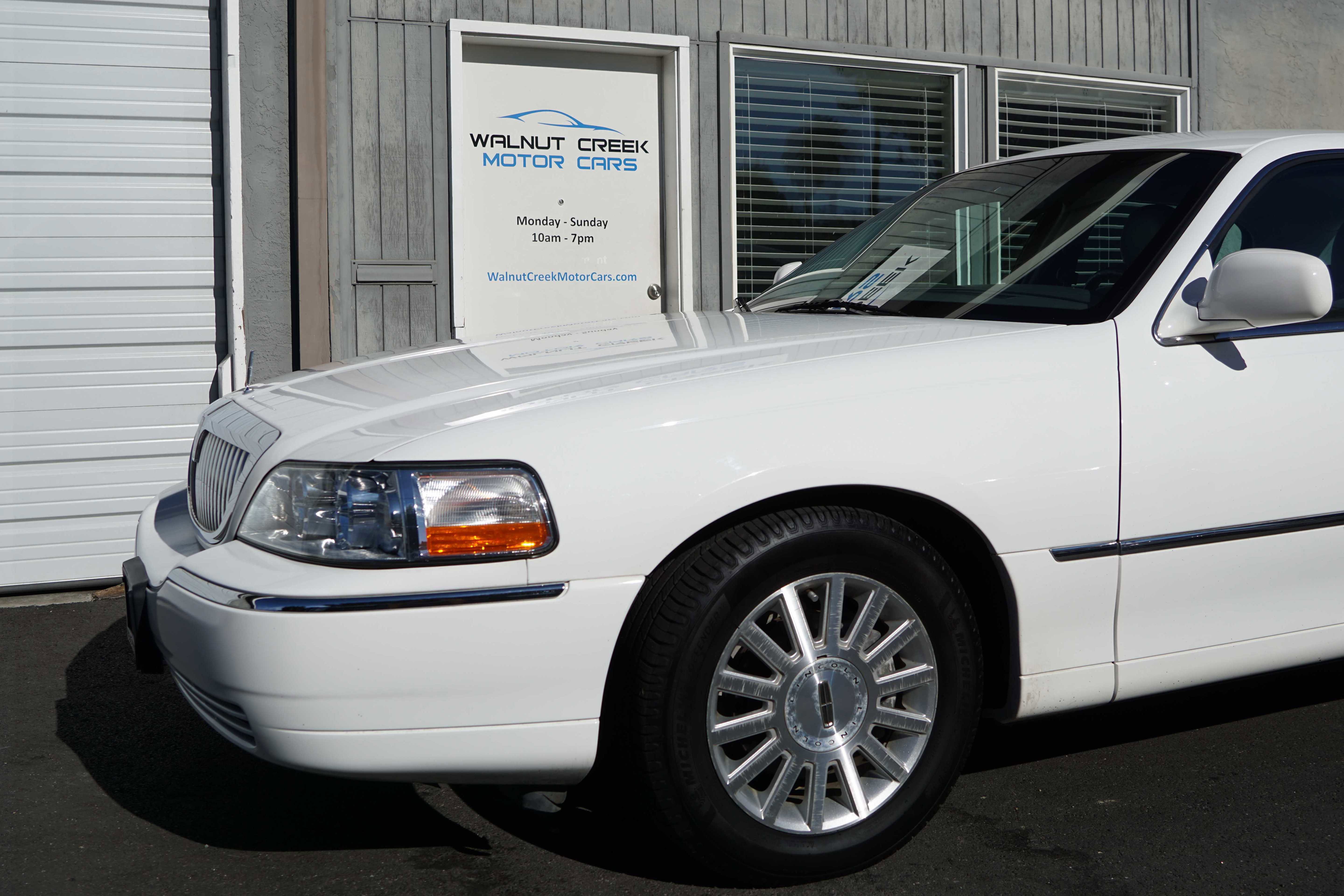 Used 2004 Lincoln Town Car Signature image 19