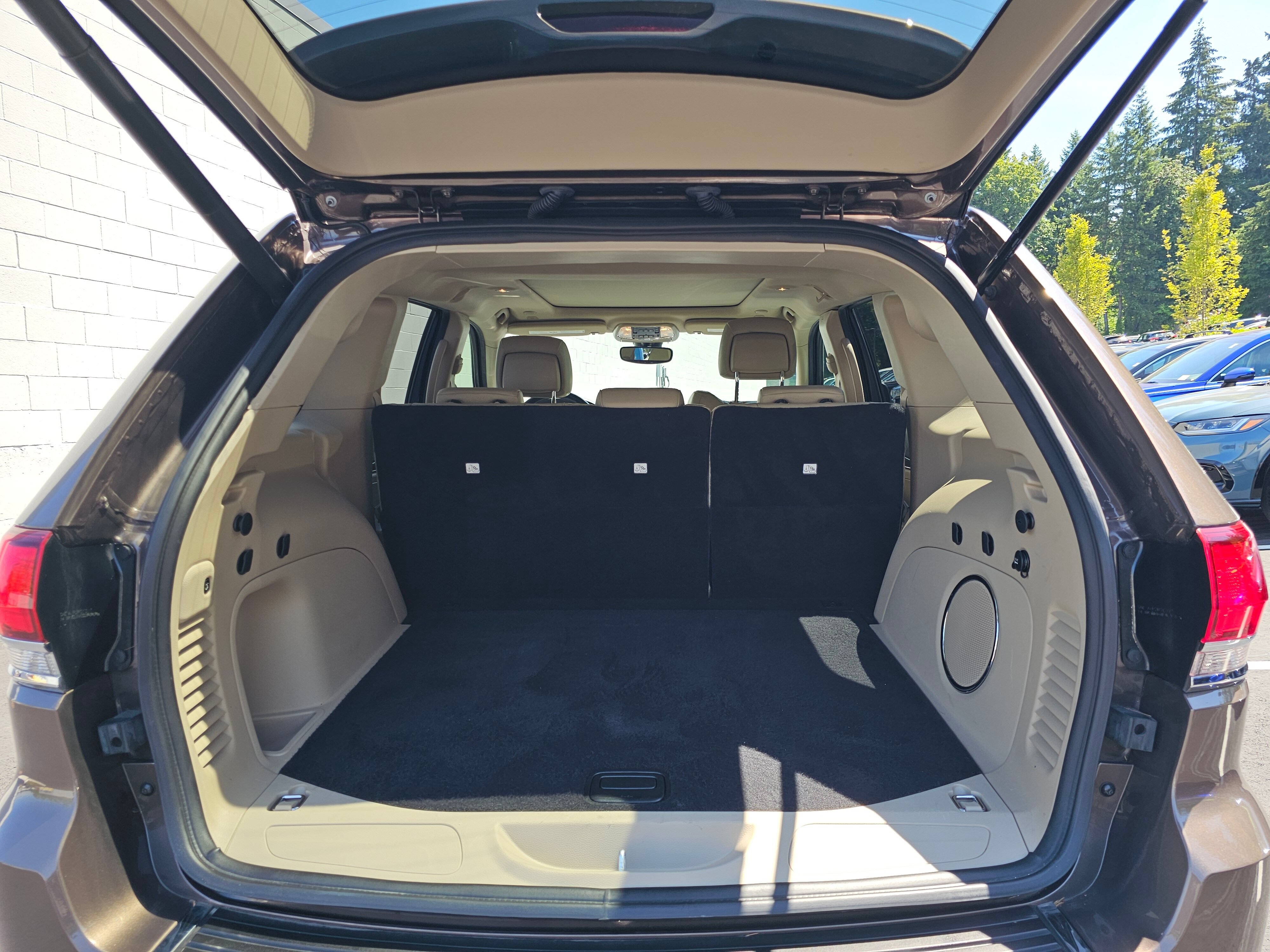 Used 2021 Jeep Grand Cherokee Limited w/ Sun & Sound Group AWD/4WD image 18