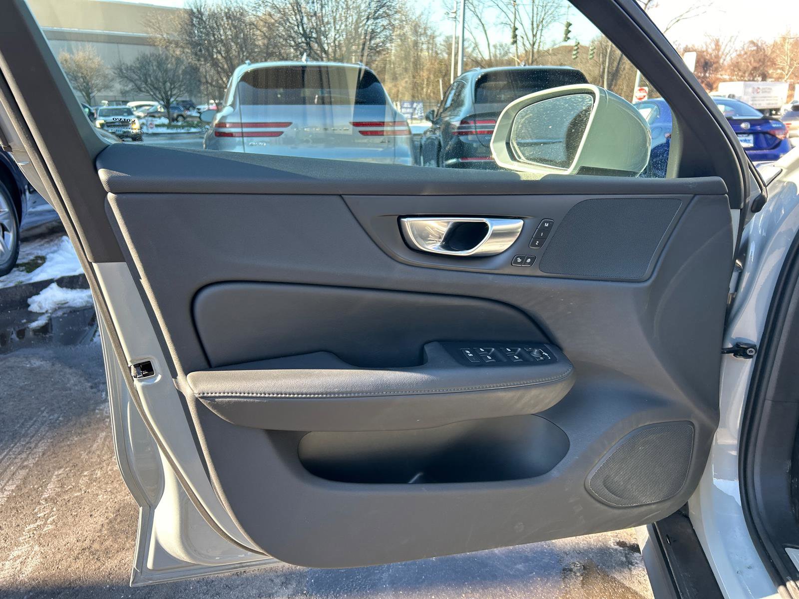 Used 2025 Volvo V60 B5 Cross Country Plus image 9