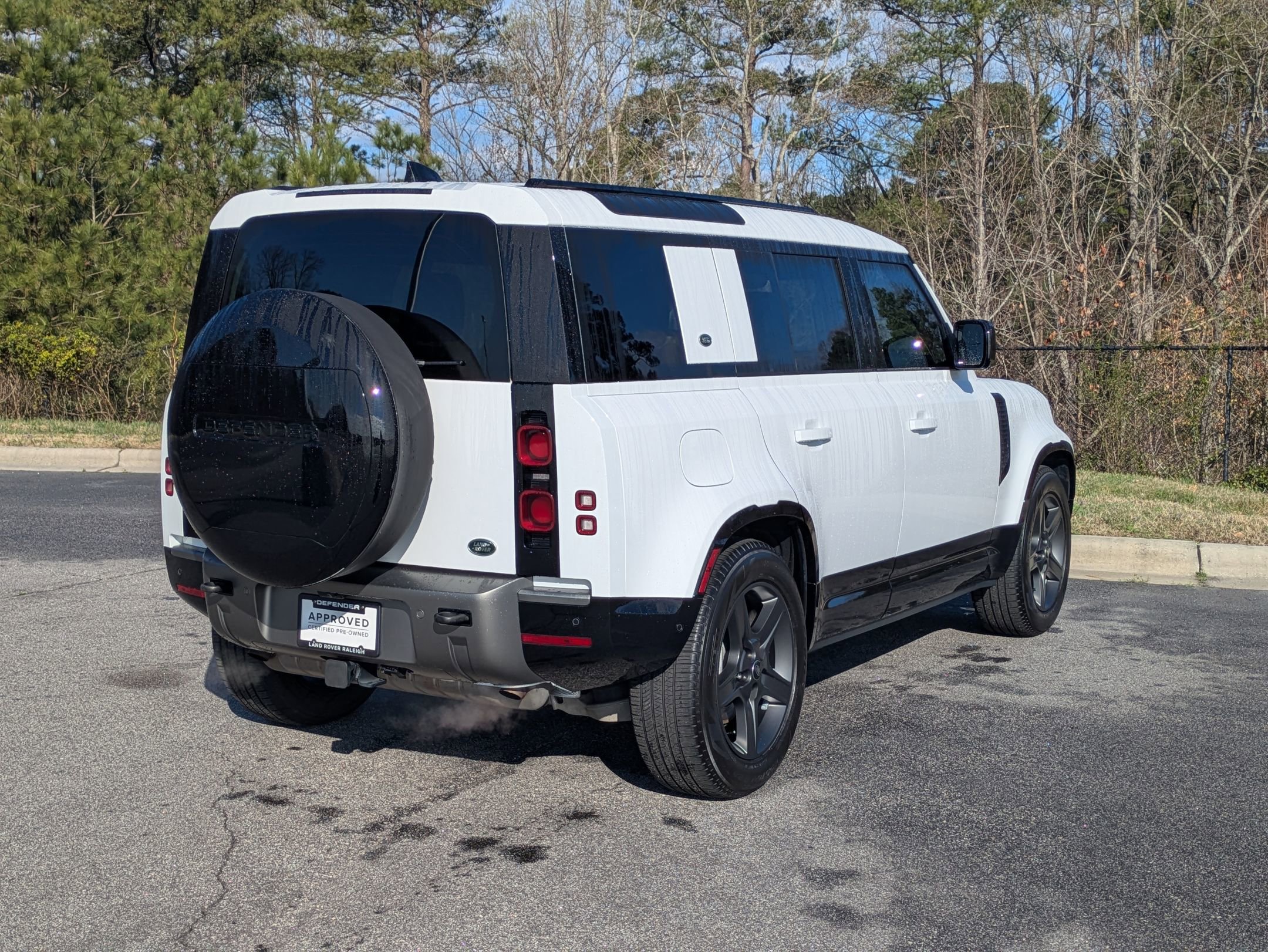 Certified 2023 Land Rover Defender 110 X-Dynamic SE image 5