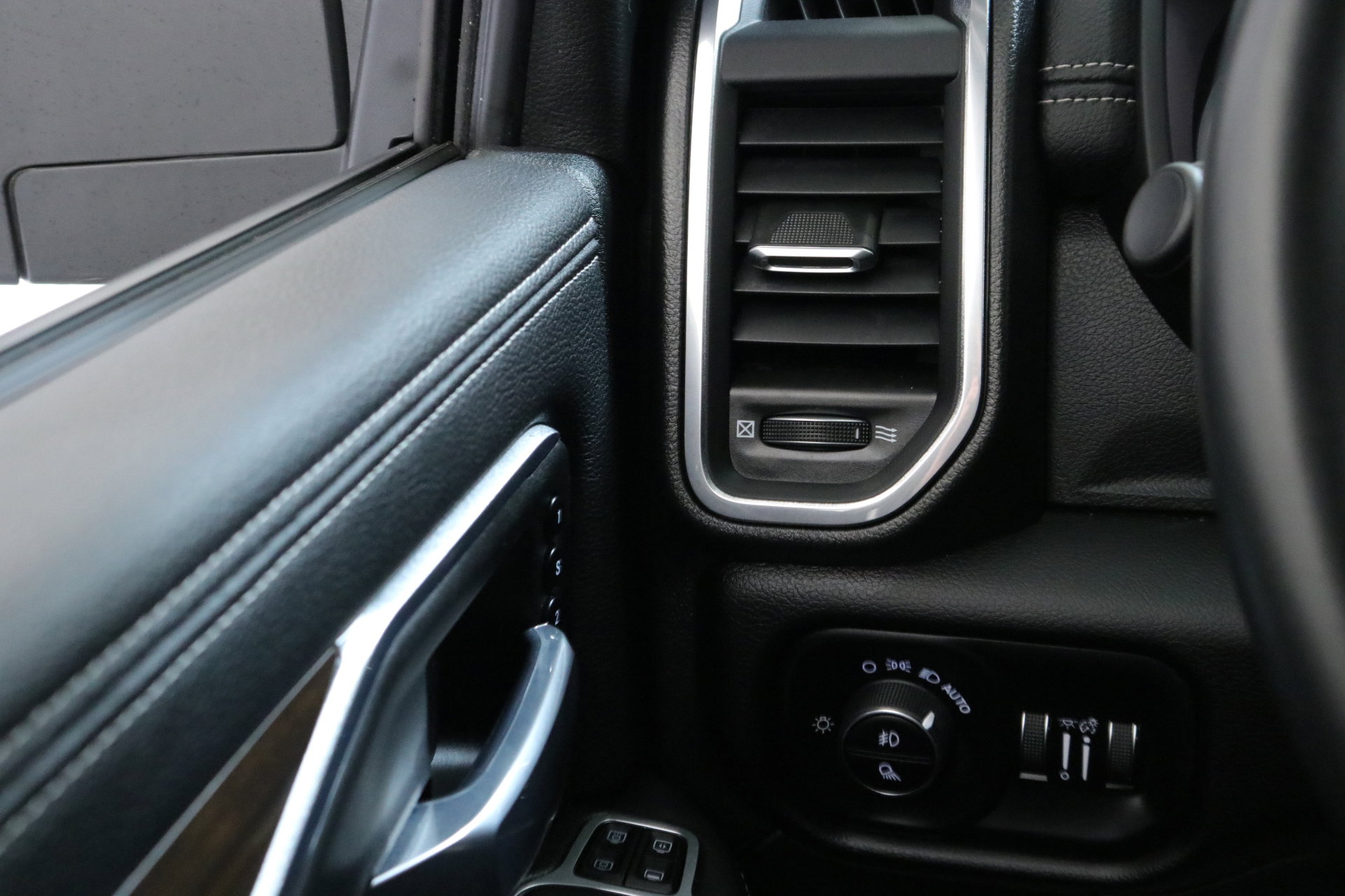 Used 2024 RAM 3500 Laramie w/ Chrome Bumper Package image 17