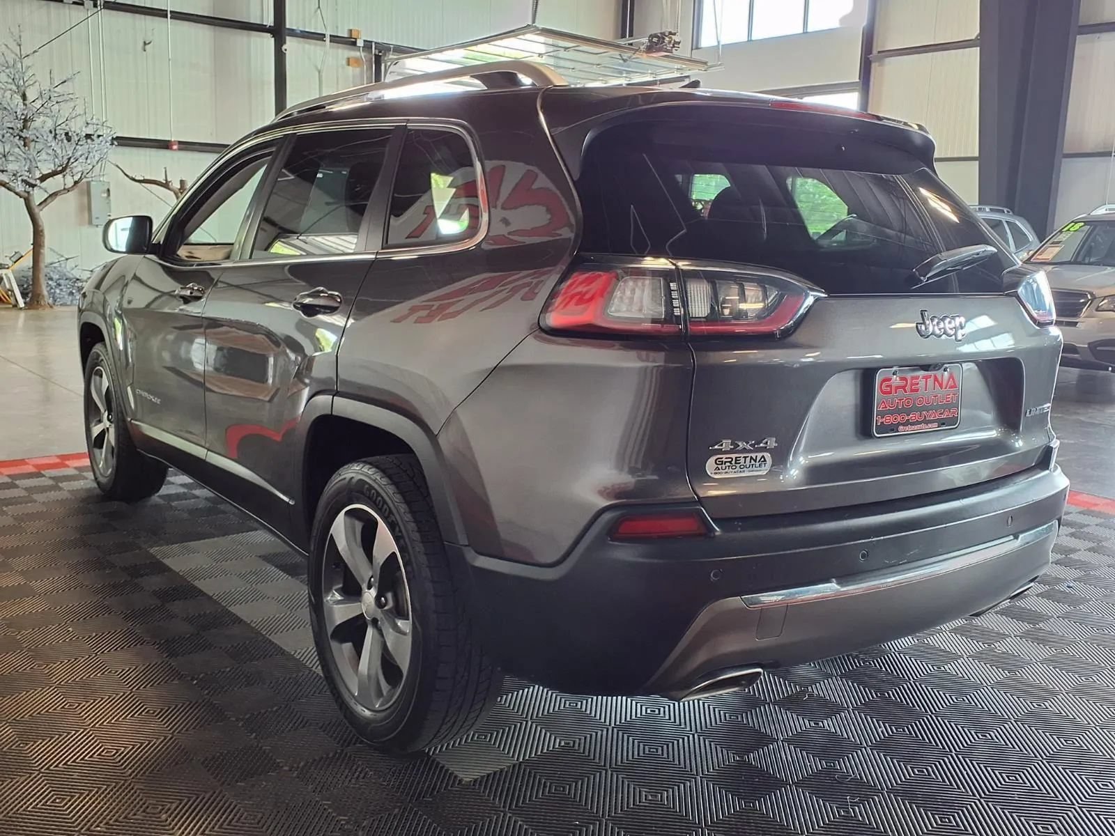 Used 2019 Jeep Cherokee Limited AWD/4WD image 4