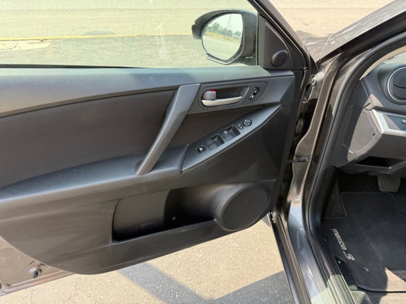 Used 2013 MAZDA MAZDA3 i Touring FWD image 16