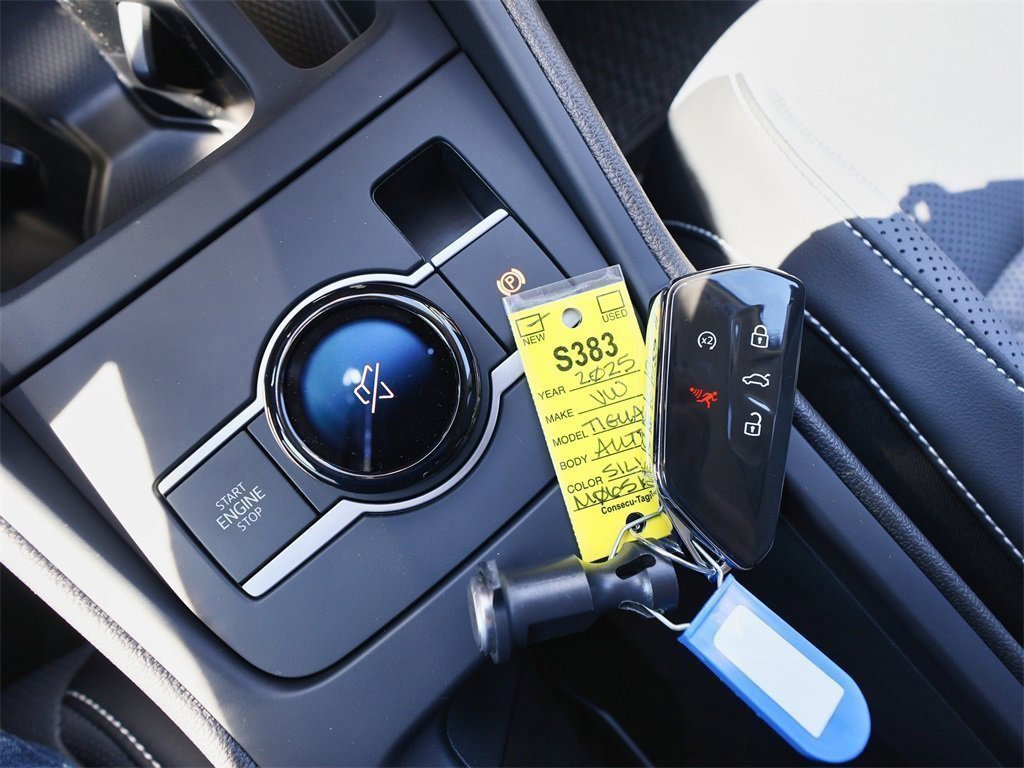 New 2025 Volkswagen Tiguan SE image 25