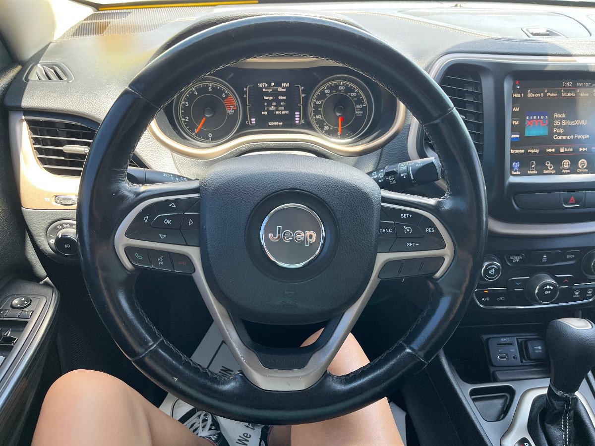 Used 2017 Jeep Cherokee Latitude FWD image 17