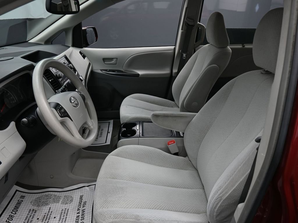 Used 2012 Toyota Sienna LE w/ Towing Pkg image 10