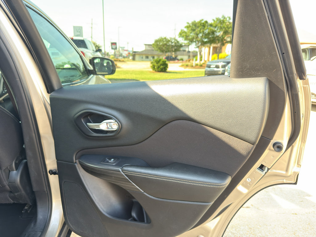 Used 2015 Jeep Cherokee Latitude FWD image 37