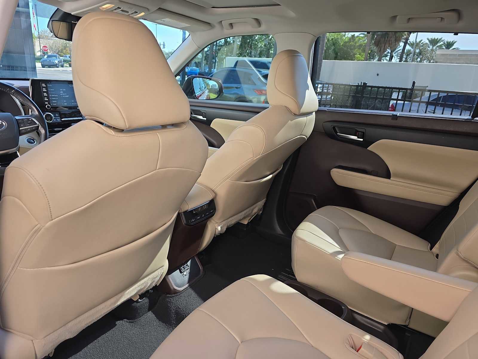 Used 2021 Toyota Highlander XLE image 12