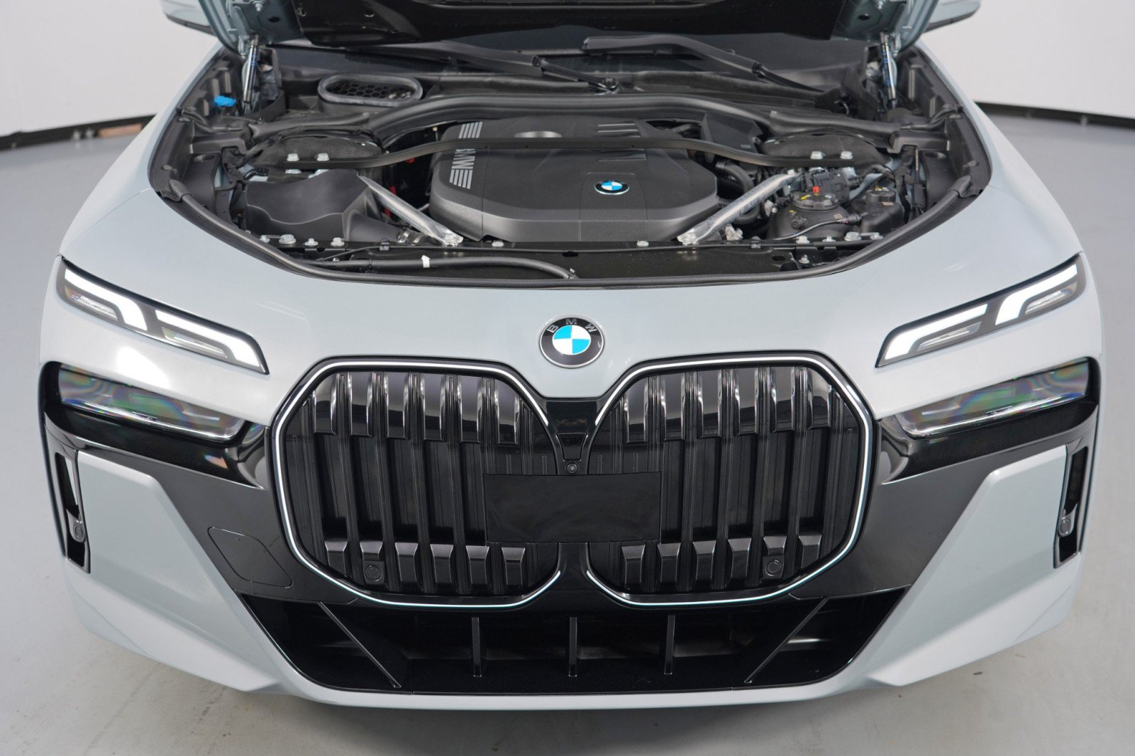 Used 2024 BMW 740i w/ Premium Package 2 RWD image 8