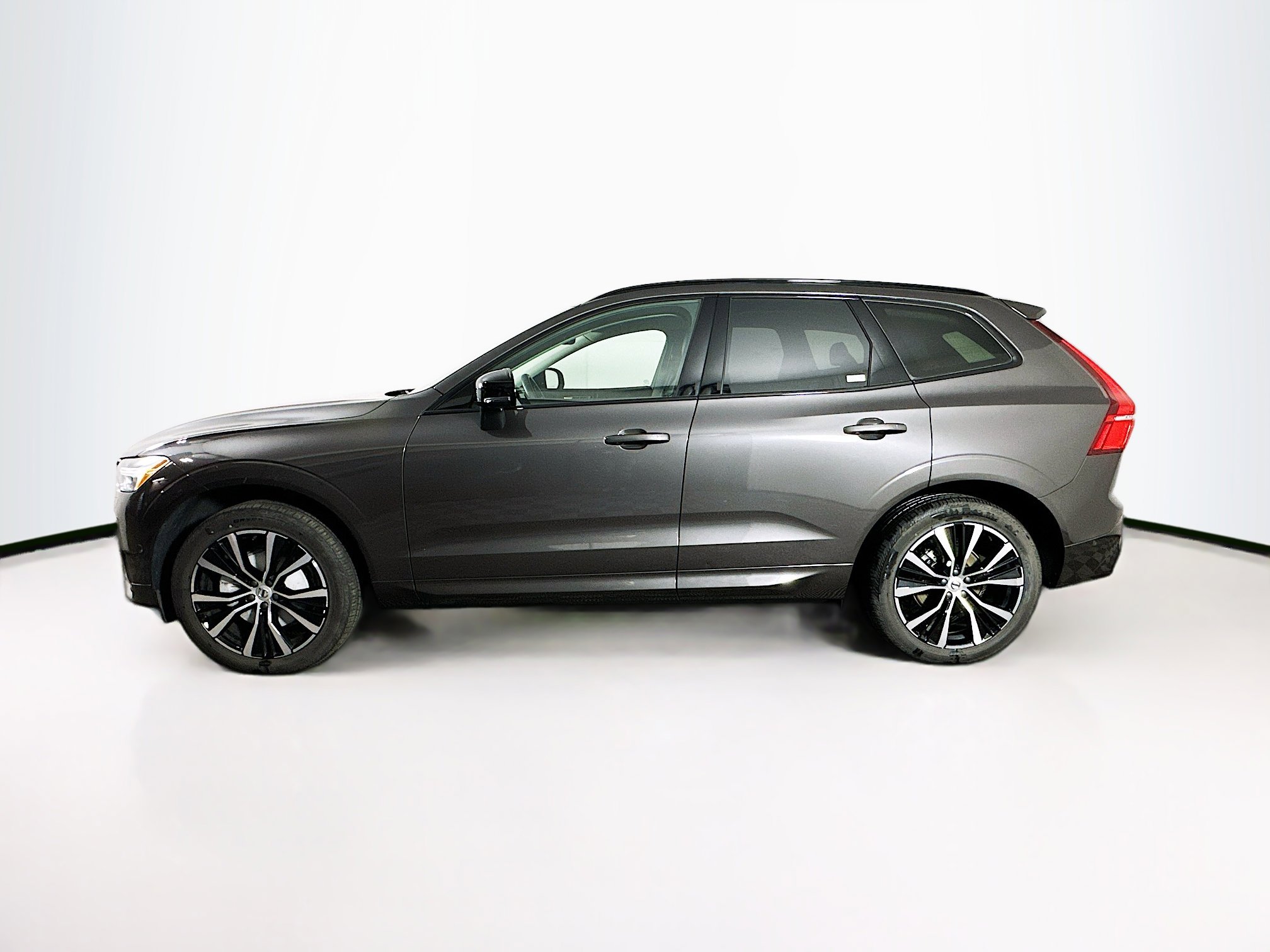 Used 2025 Volvo XC60 B5 Plus image 4