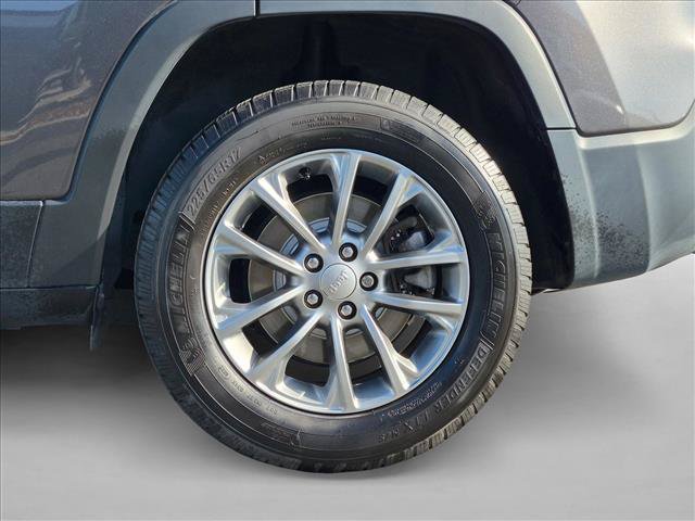Used 2019 Jeep Cherokee Latitude Plus w/ Cold Weather Group AWD/4WD image 22