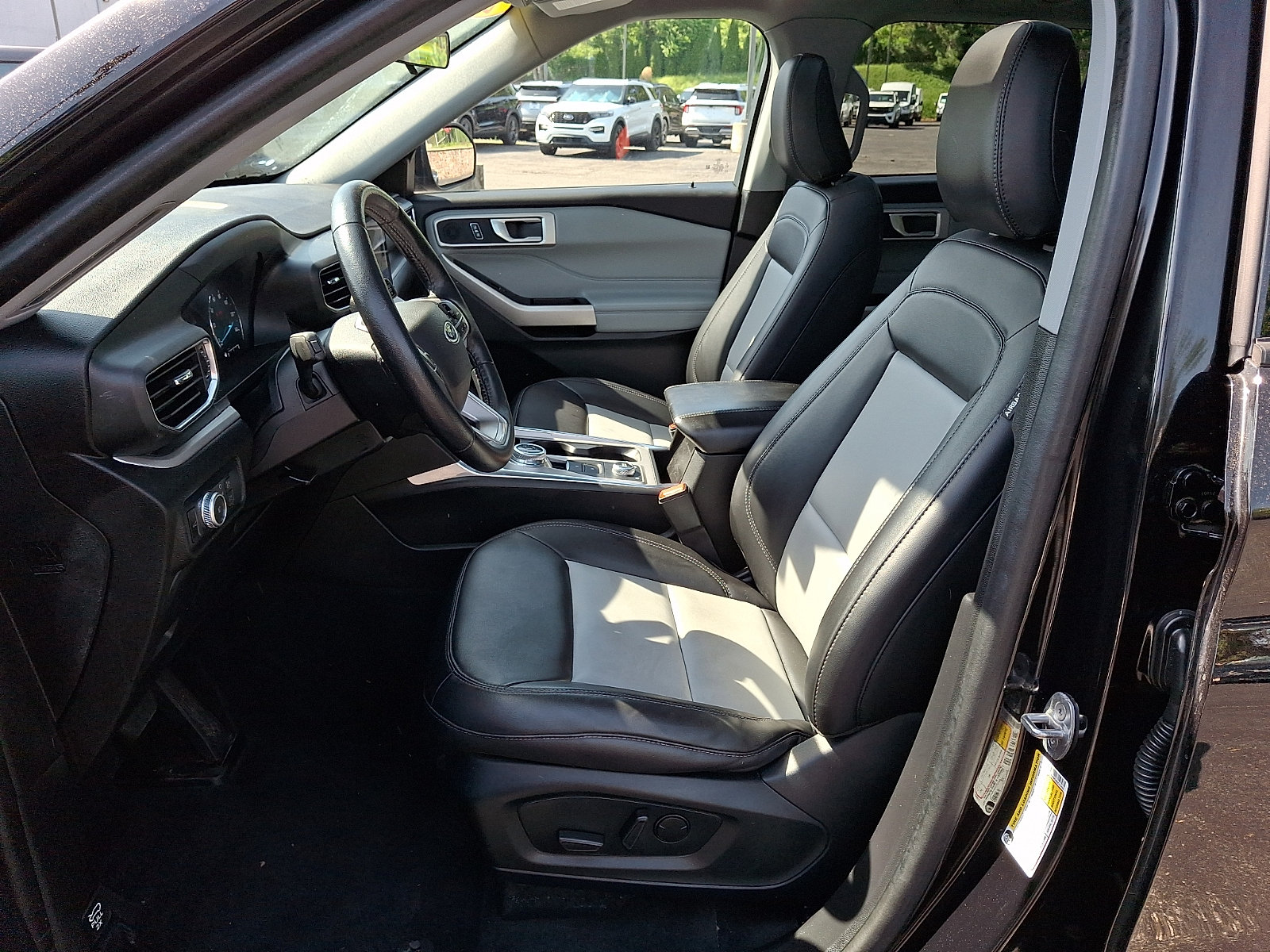 Used 2022 Ford Explorer XLT w/ Equipment Group 202A AWD/4WD image 15