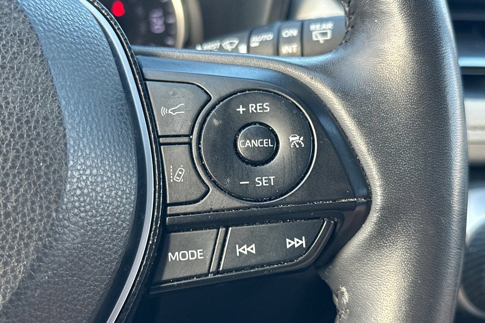 Used 2020 Toyota RAV4 XLE Premium FWD image 36