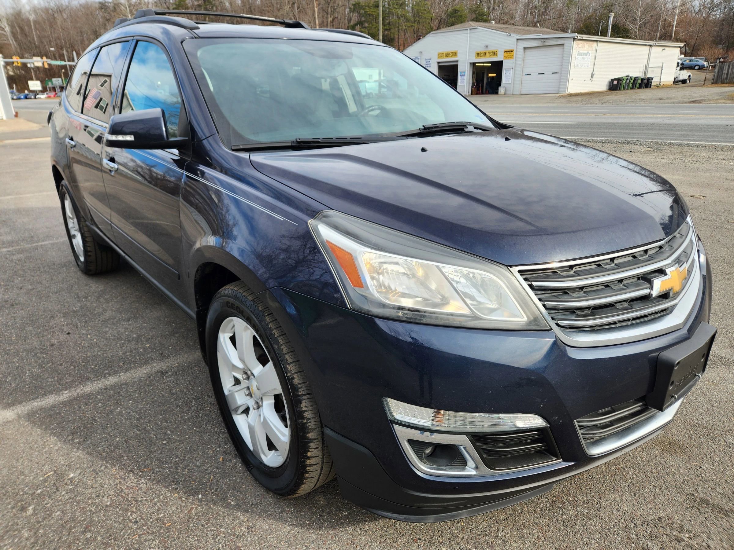 Used 2017 Chevrolet Traverse LT w/ Style and Technology Package image 3