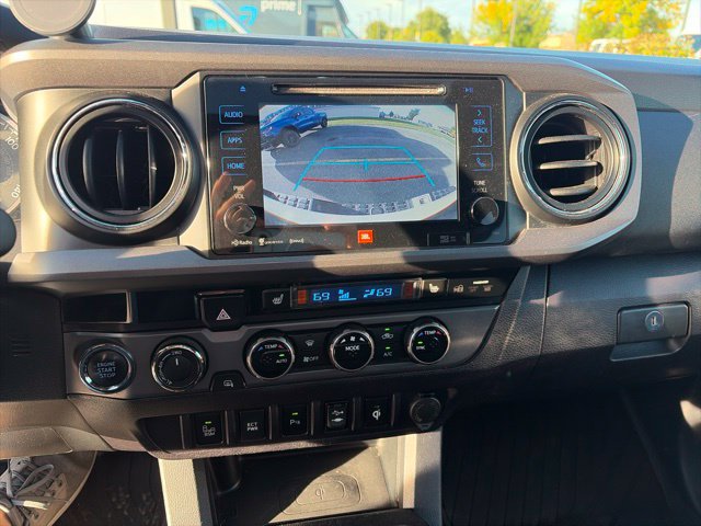 Used 2017 Toyota Tacoma TRD Sport AWD/4WD image 8
