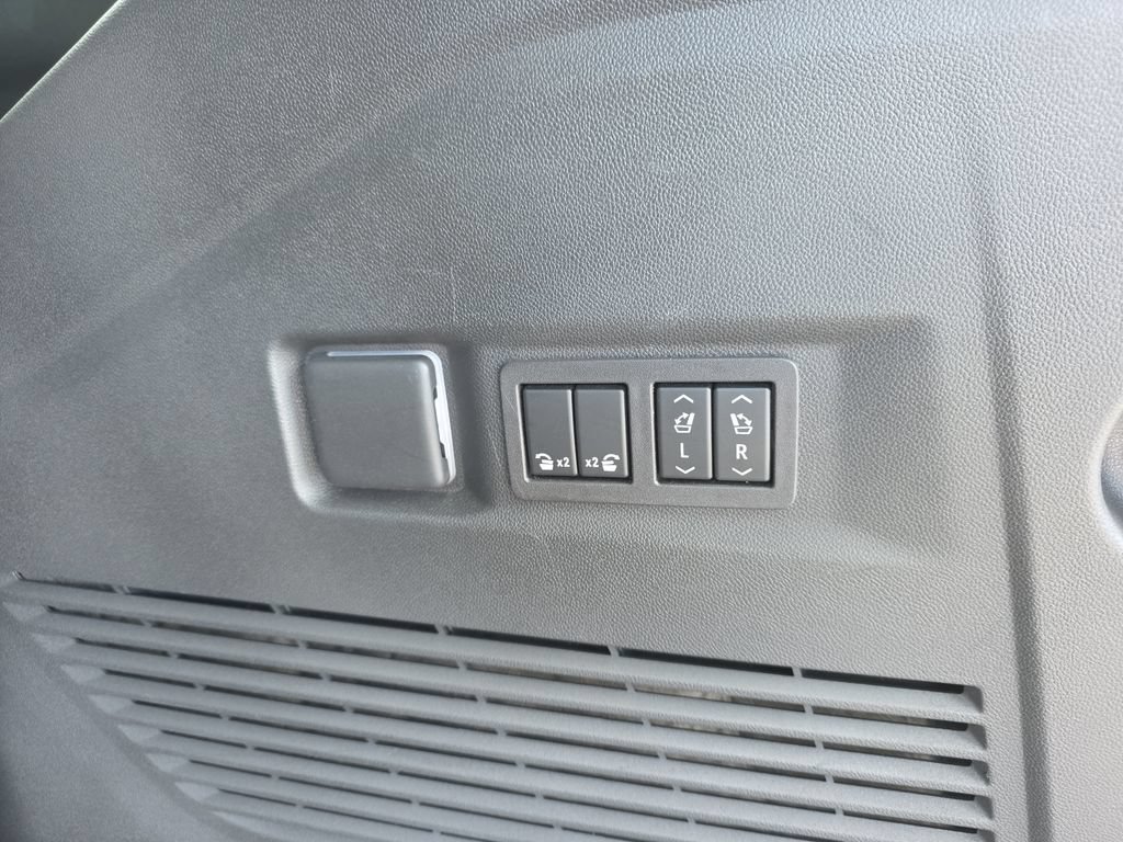 Used 2023 GMC Yukon Denali Ultimate AWD/4WD image 36