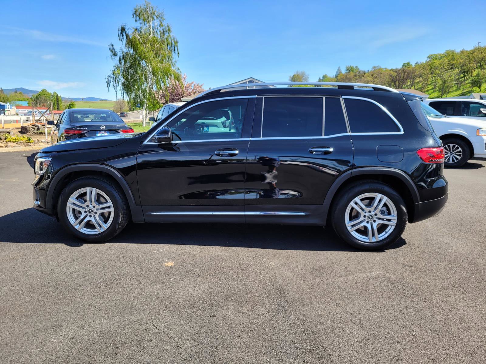 Used 2021 Mercedes-Benz GLB 250 4MATIC w/ Premium Package image 8