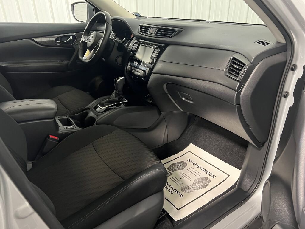 Used 2019 Nissan Rogue SV image 3