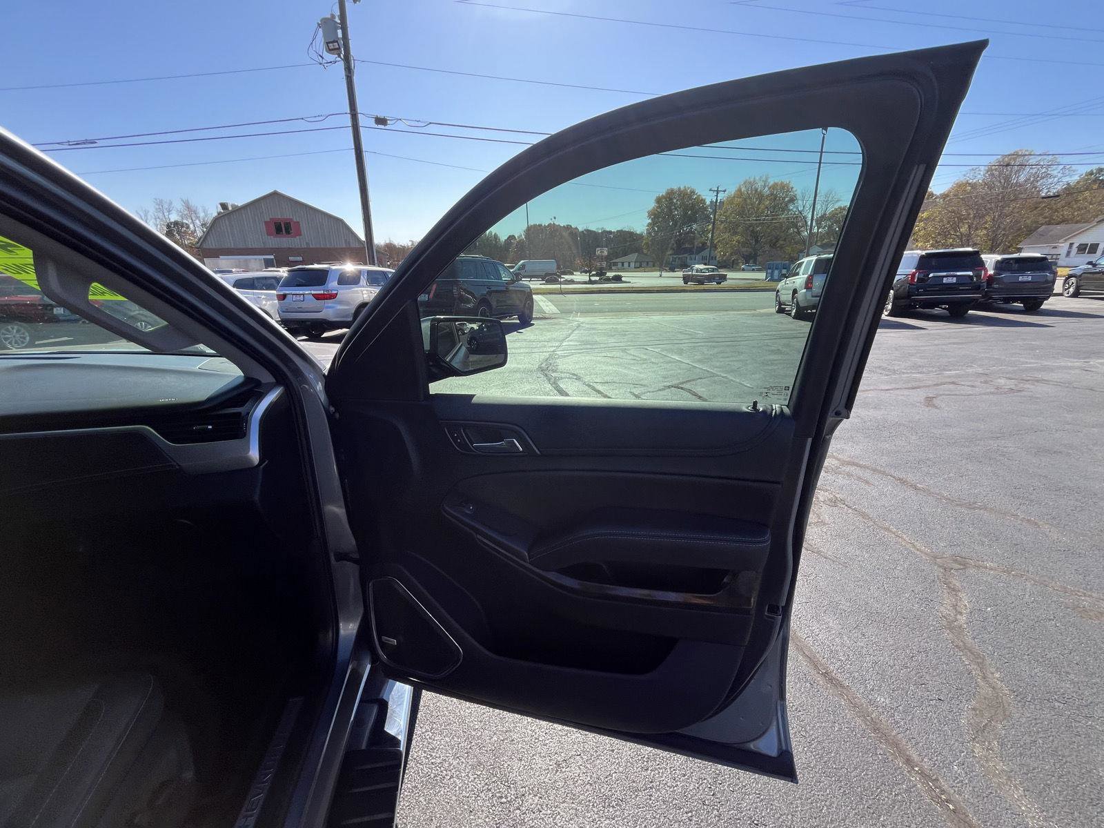 Used 2019 Chevrolet Tahoe LT w/ LT Signature Package image 16