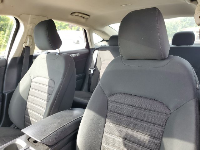 Used 2020 Ford Fusion SE FWD image 12